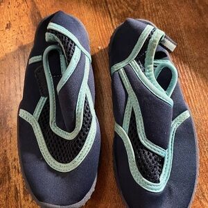 The Children's Place Blue Water Shoes kids size 9/10